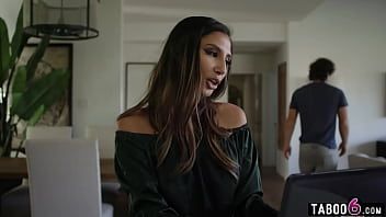 Putar Orang asing menyewa kamar di rumah pasangan yang sudah menikah dan itu membuat istri gianna dior basah kuyup untuknya