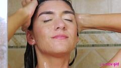 play Audition de douche sensuelle de l'adolescent brune pour l'agent milf lesbien
