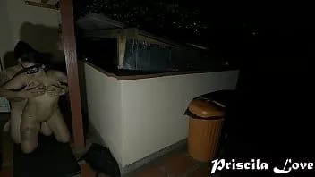 播放 顽皮的黑发抓住了邻居他妈的和吸吮公鸡
