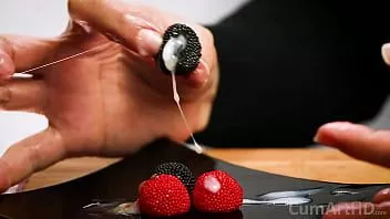 play Cfnm handjob sperma op snoepbessen! (klaarkomen op eten 3)