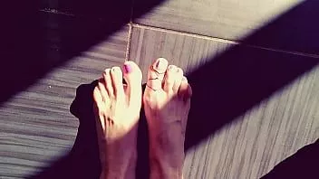 play Minhas lindas pernas magras, eu tiro da primeira pessoa, experimentei meia-calça e me delei ao sol, fetiche por pés, meus saltos rosa e dedos doces ginnagg