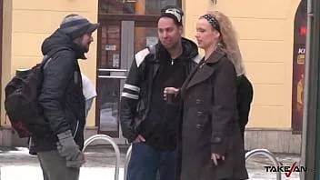 play Două blonde fierbinți aleg un tip la întâmplare pentru a o dracu cu uma în dubă