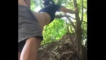 play Thais klein meisje anaal geneukt in het bos