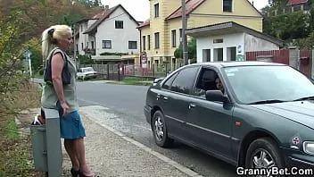 Riproduci Ragazzo rimorchia e scopa a pecorina una bionda di 60 anni
