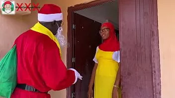Reproducir Nigeria santa claus intercambia regalos con una universitaria que acaba de regresar del internado para pasar las vacaciones de navidad