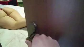 Riproduci Sorellastra beccata e scopata guardando un porno fatto in casa