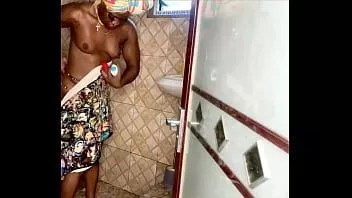 Riproduci La figa bagnata di Anita si è sditalinata in bagno