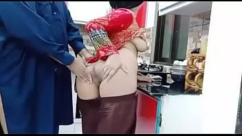 Играть Настоящую пакистанскую красивую жену трахнули в анал на кухне, пока она готовит с чистым хинди-звуком