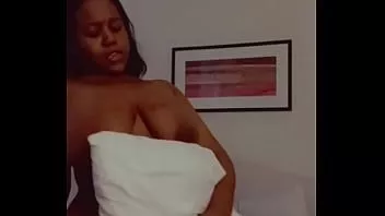 Putar Ajzelle menunjukkan cara bercinta dengan bantal
