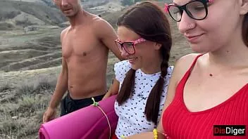 再生 男たちは山で二人の女の子を拾ってそこで犯した