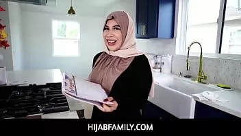 play Hijabfamily - kalın başörtülü karısı tokyo lynn artık azgın kocasına karşı koyamıyor