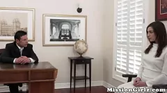 Putar Remaja Mormon Pemalu Diam-diam Melakukan Masturbasi Memeknya di Depan Orang yang Lebih Tua