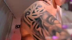 play Bunda tatuada e buceta molhada de Liberty Xo