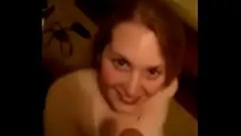 play Il la fait mendier pour le sperme pendant que la fête continue