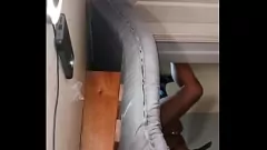 play La chatte remplie de creampie d'Ebony MILF: élevage pour un bébé?