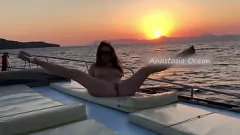 play Une blonde coquine se mouille et sauvage lors d'une fête en bateau