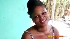 Afspelen Congo's Big Ass Hooker hunkert naar dikke zwarte pik in hardcore pijpbeurt