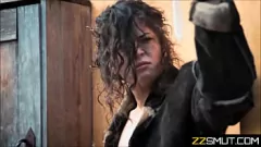 تشغيل فتاة يائسة بلا مأوى تحمل بعد ممارسة الجنس مع رجل متزوج باستخدام الواقي الذكري الممزق